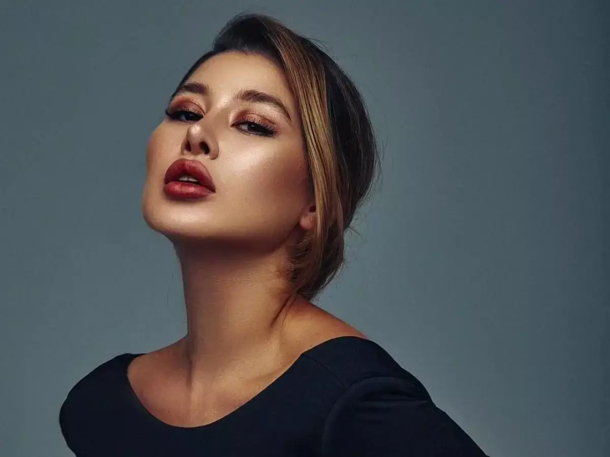 Казахстанская актриса осудила блогеров, которые надели хиджаб и сняли его когда прошла мода
