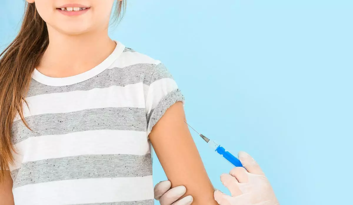 Вакцинация от вируса папилломы человека вызывает бесплодие? Ответ главы Минздрава