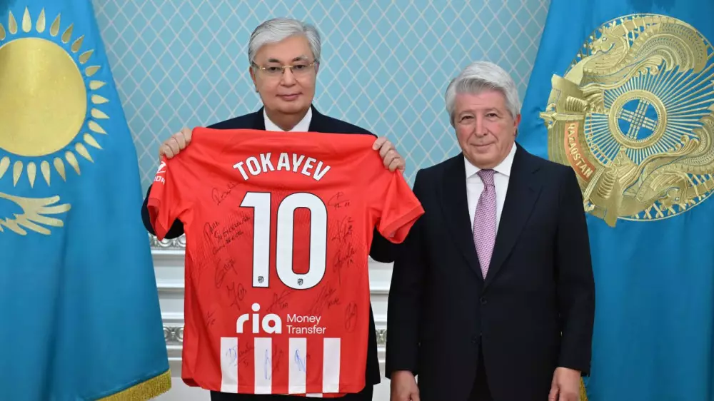 Президент мадридского "Атлетико" сделал подарок Токаеву