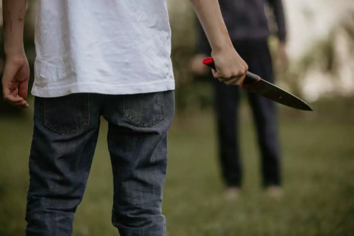 Школьник пырнул ножом подростка из-за длинных волос