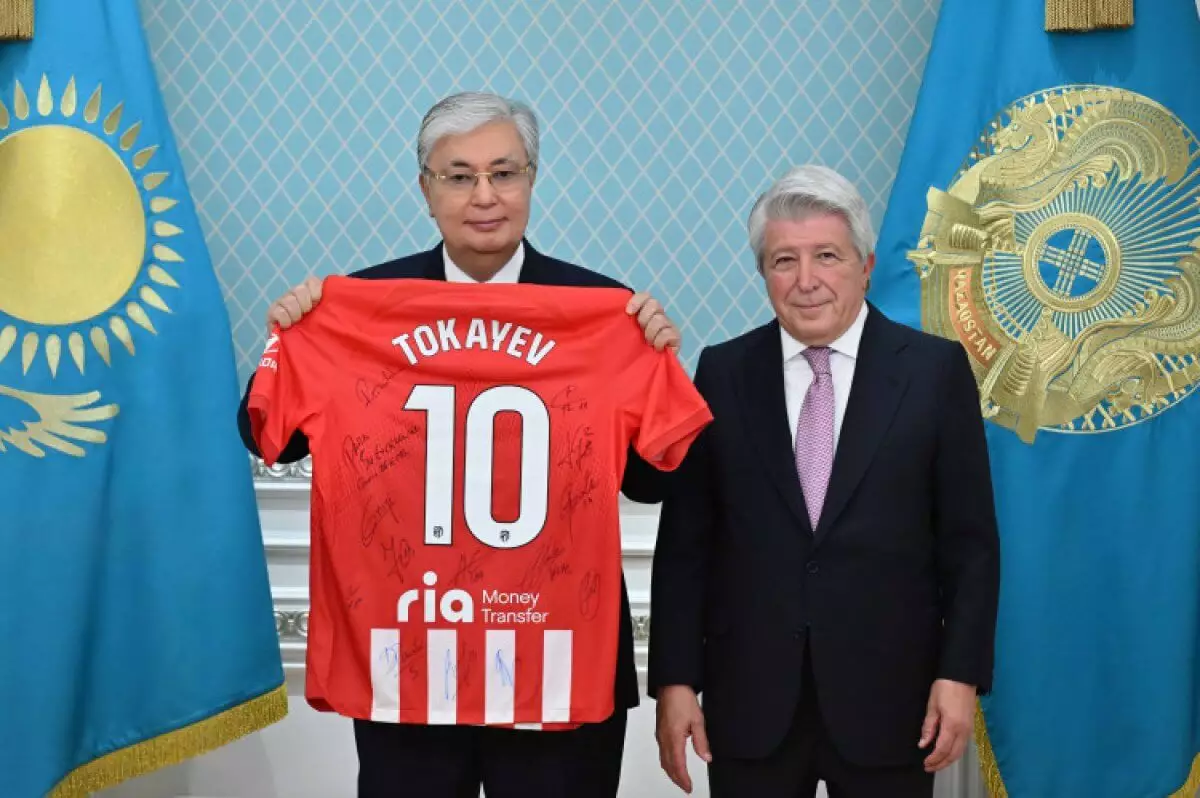 Токаев обсудил открытие академии "Атлетико Мадрид" в Казахстане