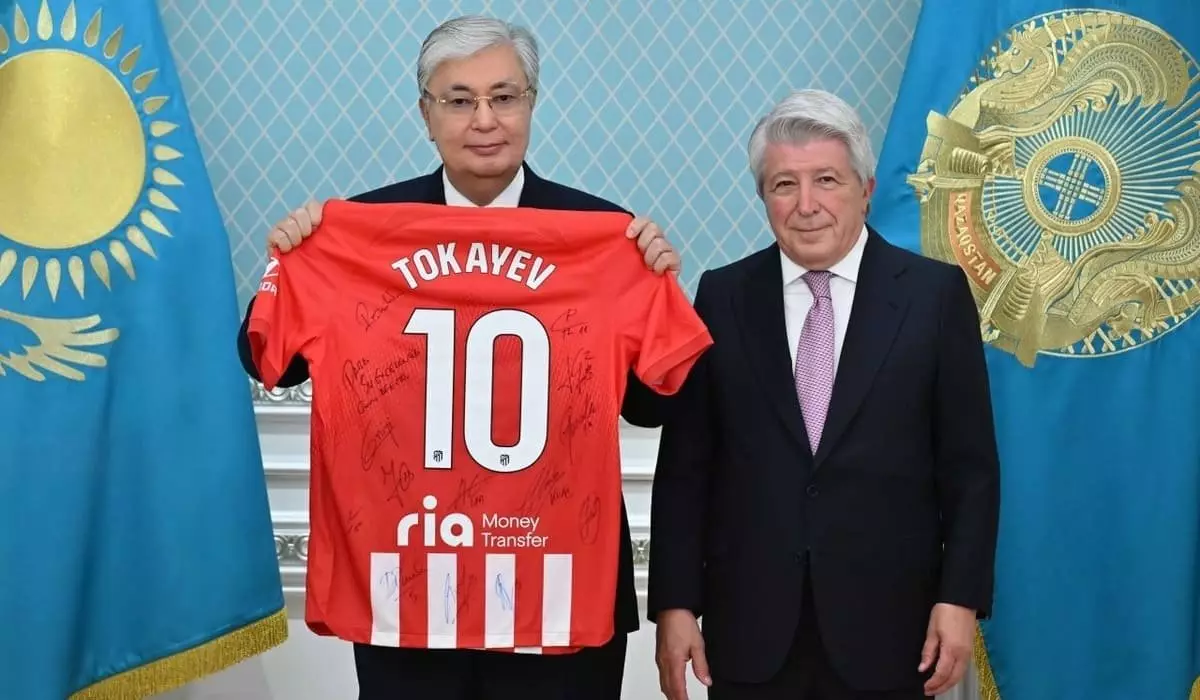 Футболку с автографами игроков «Атлетико Мадрид» подарил Токаеву президент клуба