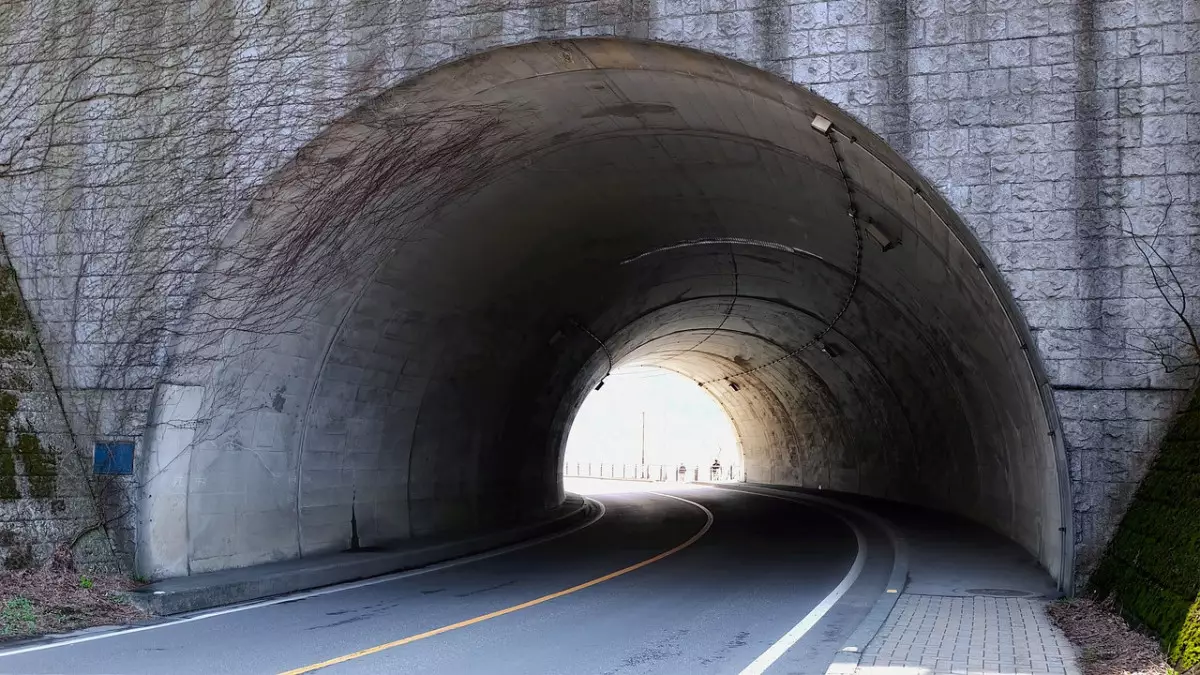 Биыл елімізде алғашқы автомобиль тоннелі мен ең үлкен көпір құрылысы аяқталмақ