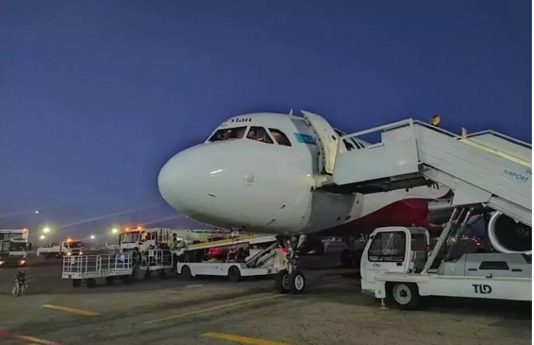 Иностранок сняли с рейса за курение возле самолета в Алматы