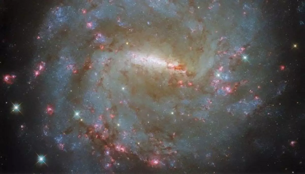 Телескоп Hubble показал спиральную галактику в 57 млн световых лет от Земли