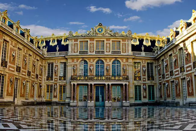 Сотни посетителей Версальского дворца эвакуировали