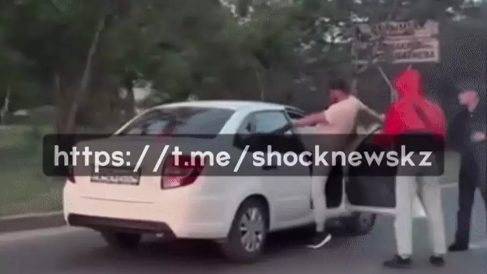 Жестокое избиение на дороге попало на видео в Алматы: полиция ищет участников