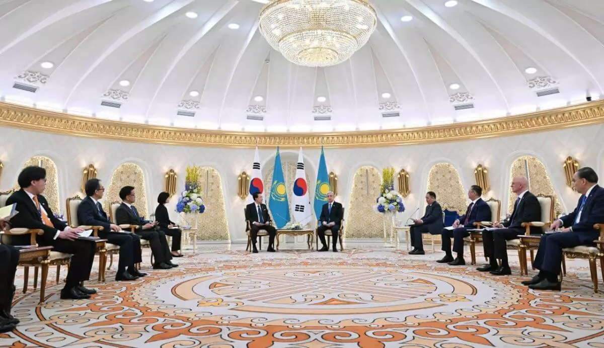 Токаев назвал Казахстан и Южную Корею средними державами