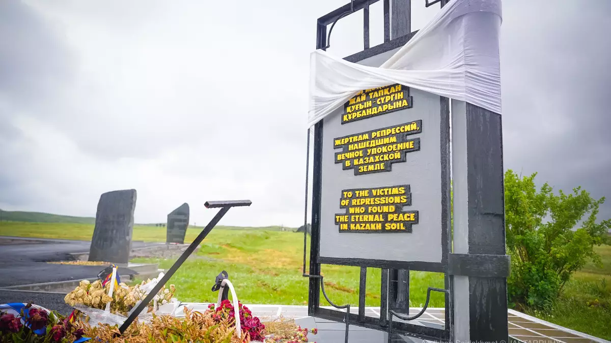 Волонтеры «Жастар Рухы» очистили мемориальный комплекс «Спасск» от мусора