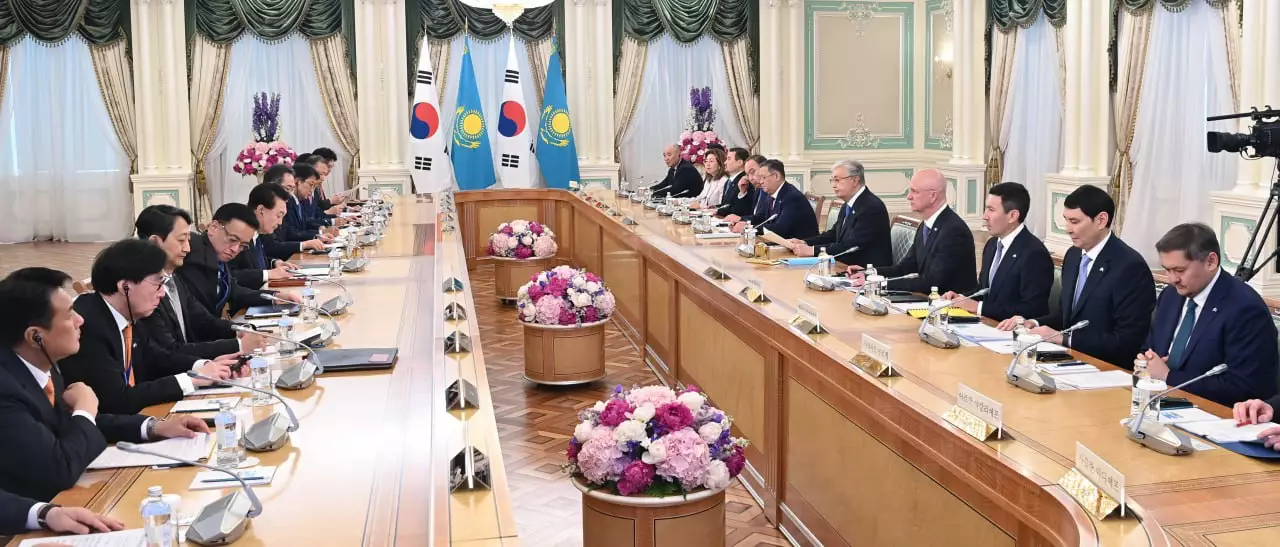 Токаев провел переговоры с президентом Южной Кореи в расширенном формате