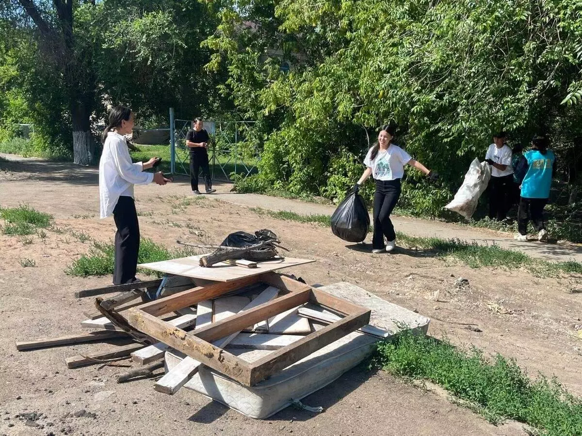 Соревнование по сбору мусора провели в Уральске