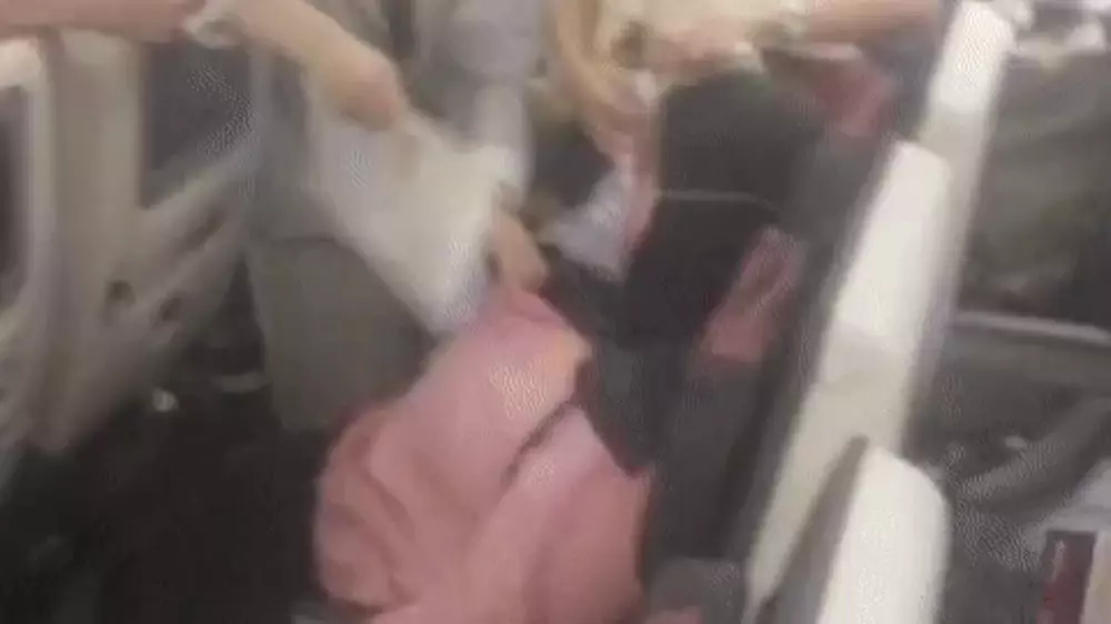 "Самолет-сауна": пассажиры раздевались и теряли сознание на борту