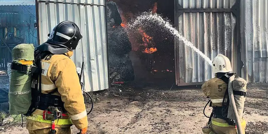 Пожар по повышенному рангу тушат в одном из цехов Костаная