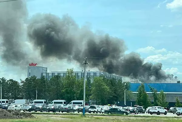 Пожар тушат возле завода Allur в Костанае