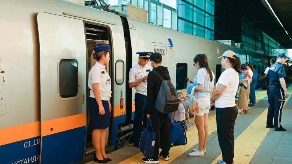 Когда казахстанские поезда перестанут опаздывать, спросили министра
