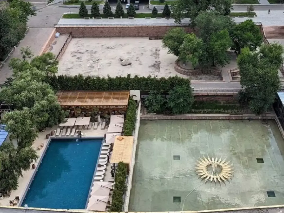 В Алматы собственник гостиницы «Казахстан» открыл бар с бассейном на месте исторического фонтана