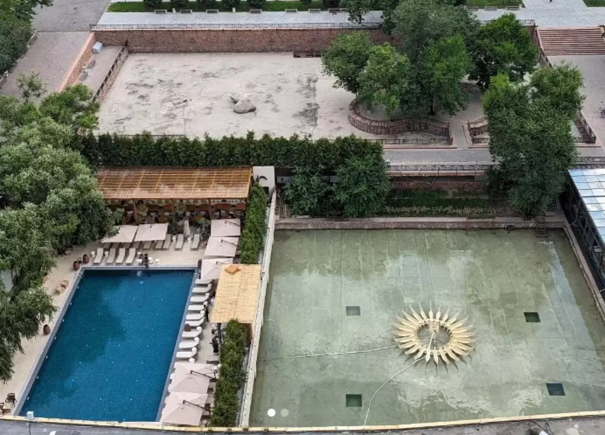 Из-за бассейна вместо фонтана на владельца гостиницы «Казахстан» в Алматы подали в суд