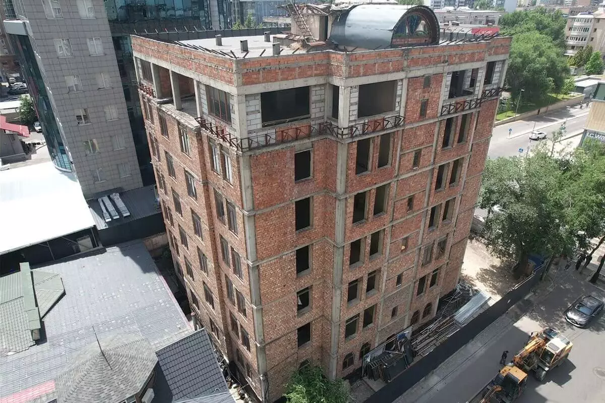 Крупный строительный объект в Алматы сносят по решению суда