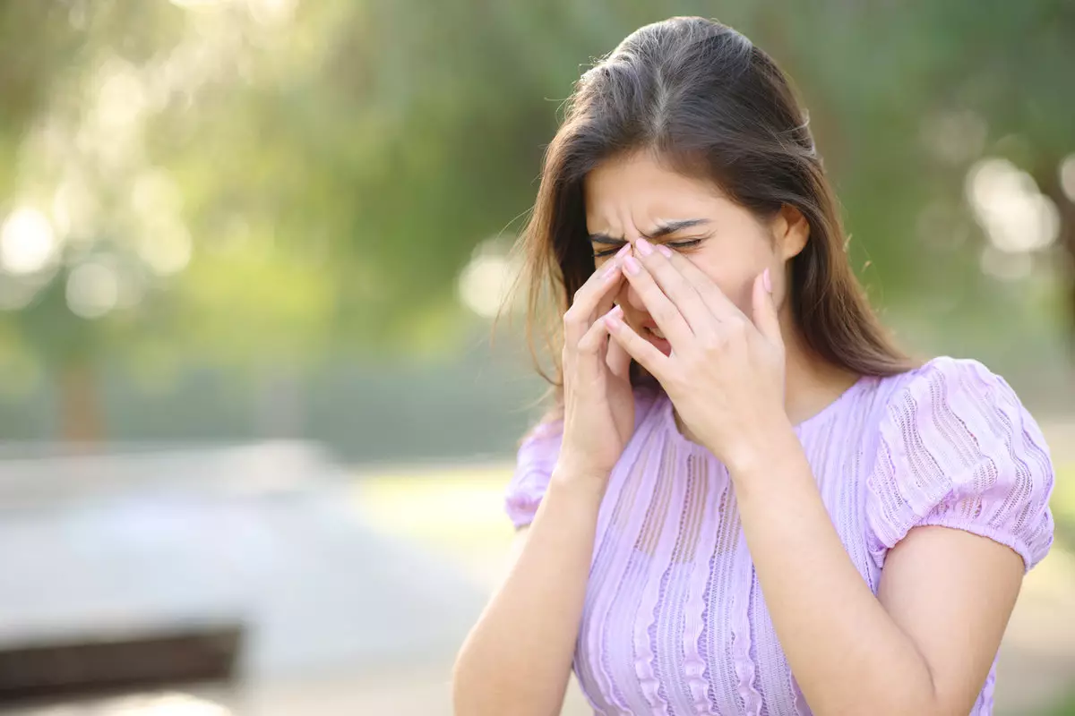 Аллерголог рассказала, как защититься от аллергии на тополиный пух