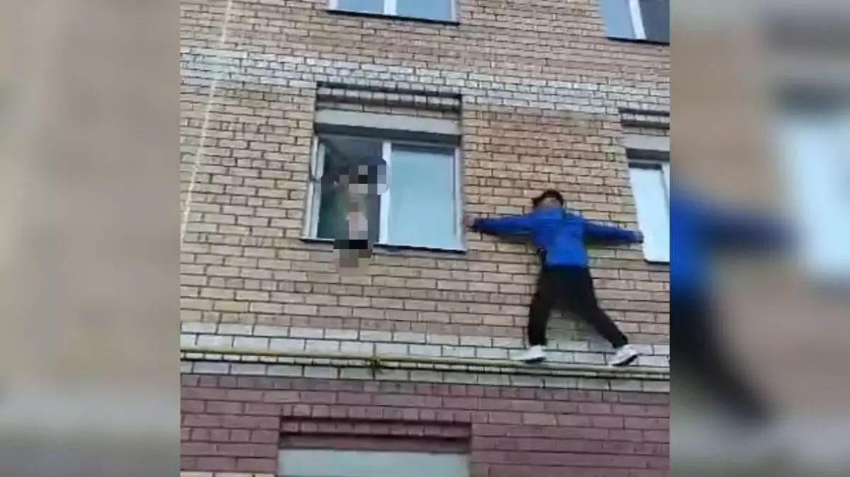 Казахстанский офицер спас от падения из окна ребенка Костроме