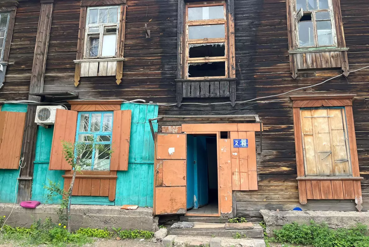 Жителей барака эвакуировали из-за обвала крыши в Павлодаре