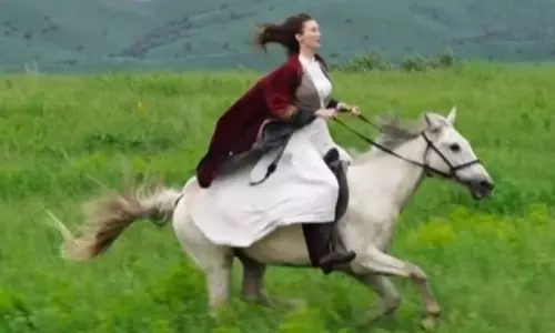 Сабина Алтынбекова показала эпичное видео на лошади