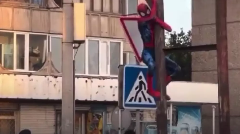 "Человека-паука" засняли на видео в Семее