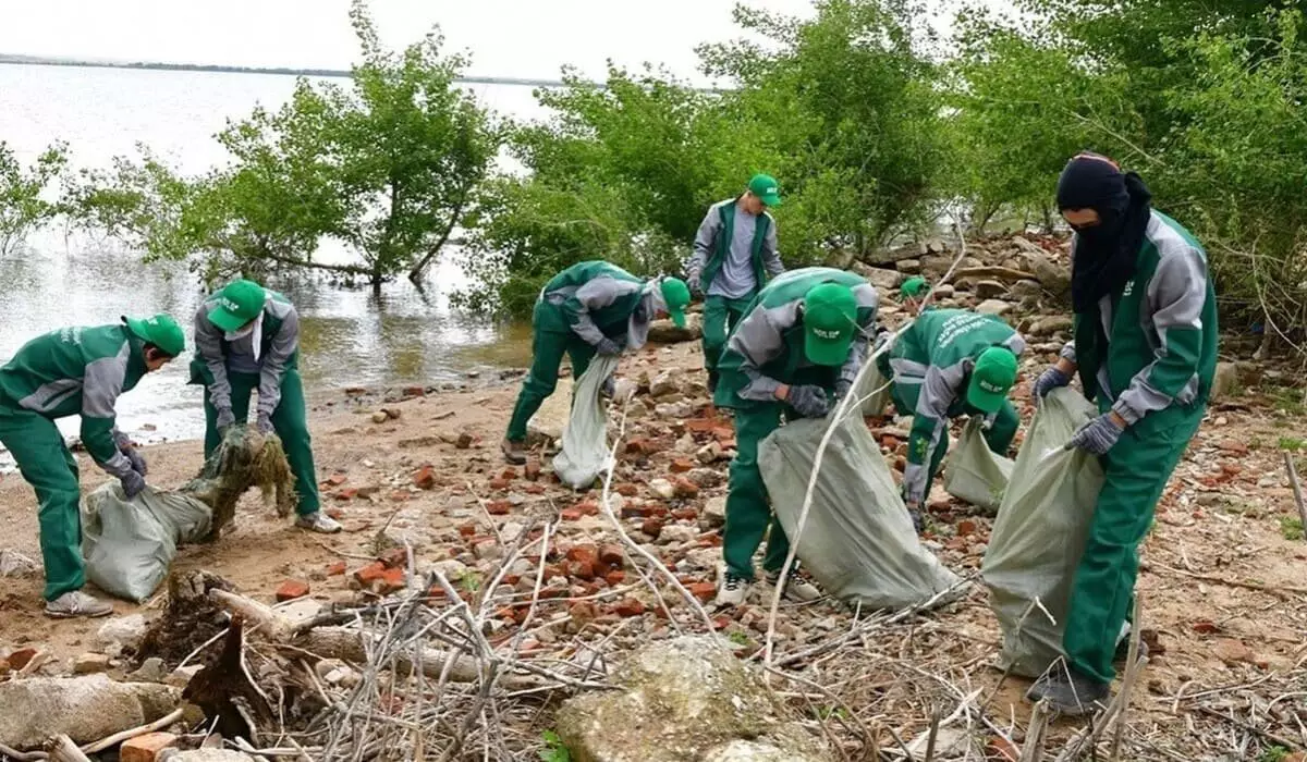 «Таза Қазақстан»: аманатовцы очистили места для купания в Актобе