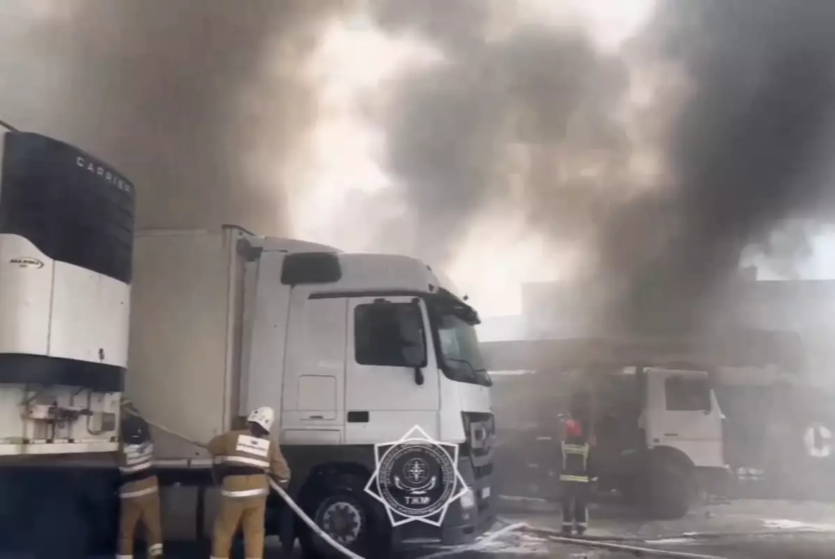 Четыре грузовика и два контейнера загорелись в автопарке Мангистауской области