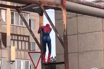 "Человек-паук" попал на видео в Семее