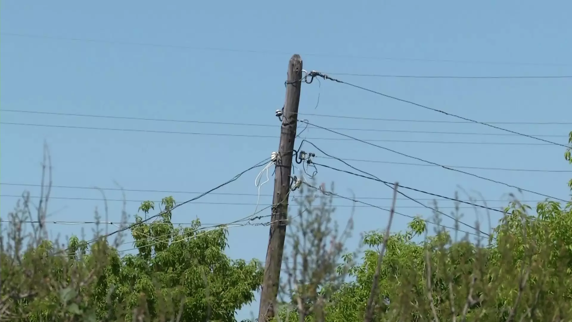 Электроприборы выходят из строя в домах сельчан Карагандинской области из-за скачков напряжения