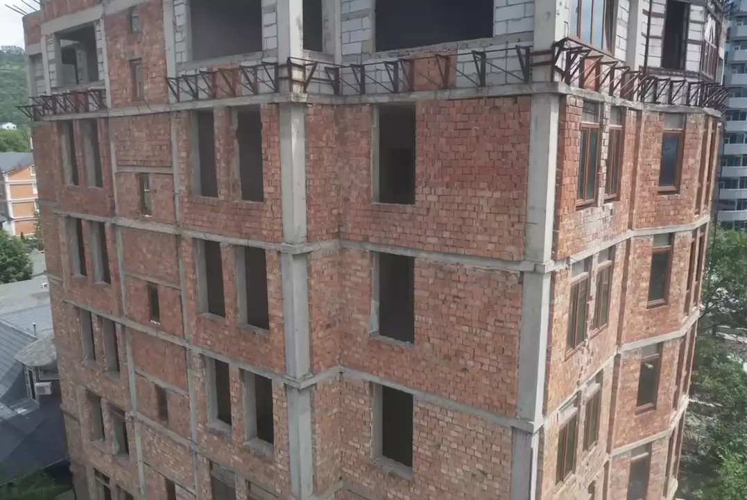 Строящееся многоэтажное здание снесут в центре Алматы