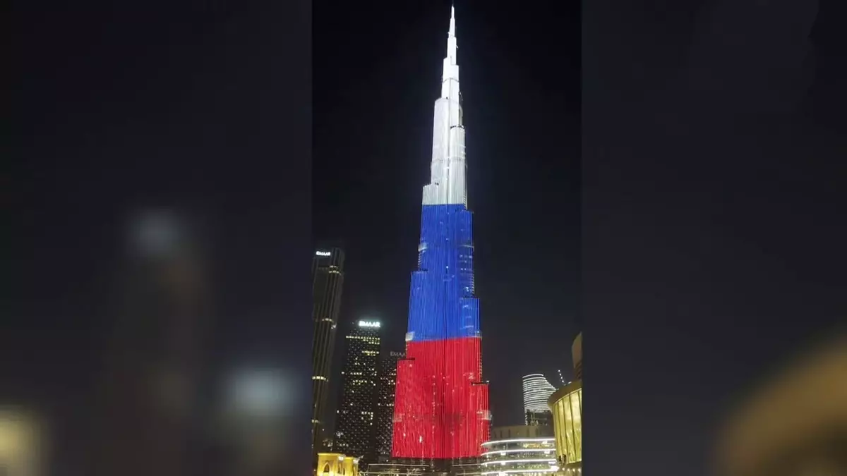 Самое высокое здание в мире подсветили в цвета российского флага