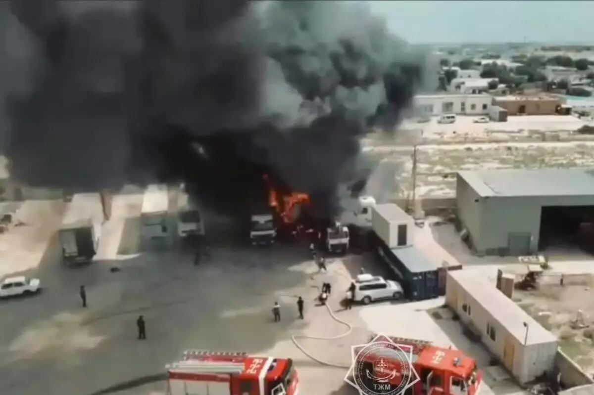 Четыре грузовика и два контейнера сгорели на стоянке спецтехники в Мангистау (ВИДЕО)