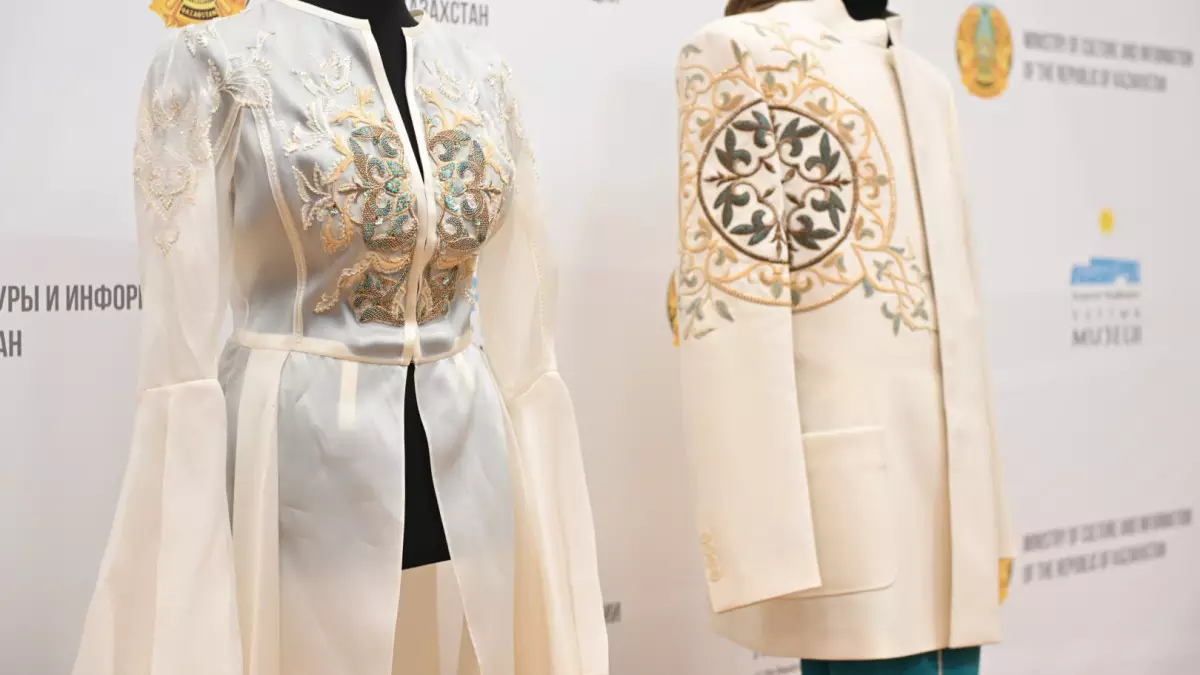 В Фонд Национального музея передали костюмы знаменосцев на летних ОИ-2020 в Токио