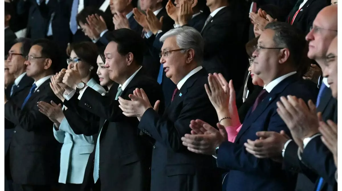 Президенттер Қазақстан мен Корея өнер ұжымдарының концертін тамашалады