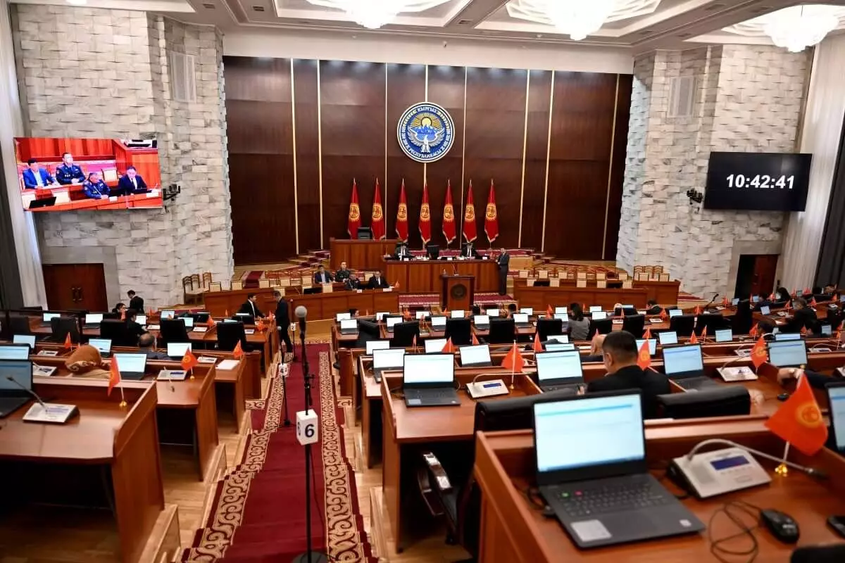 В Кыргызстане депутатам временно запретили выезжать за границу