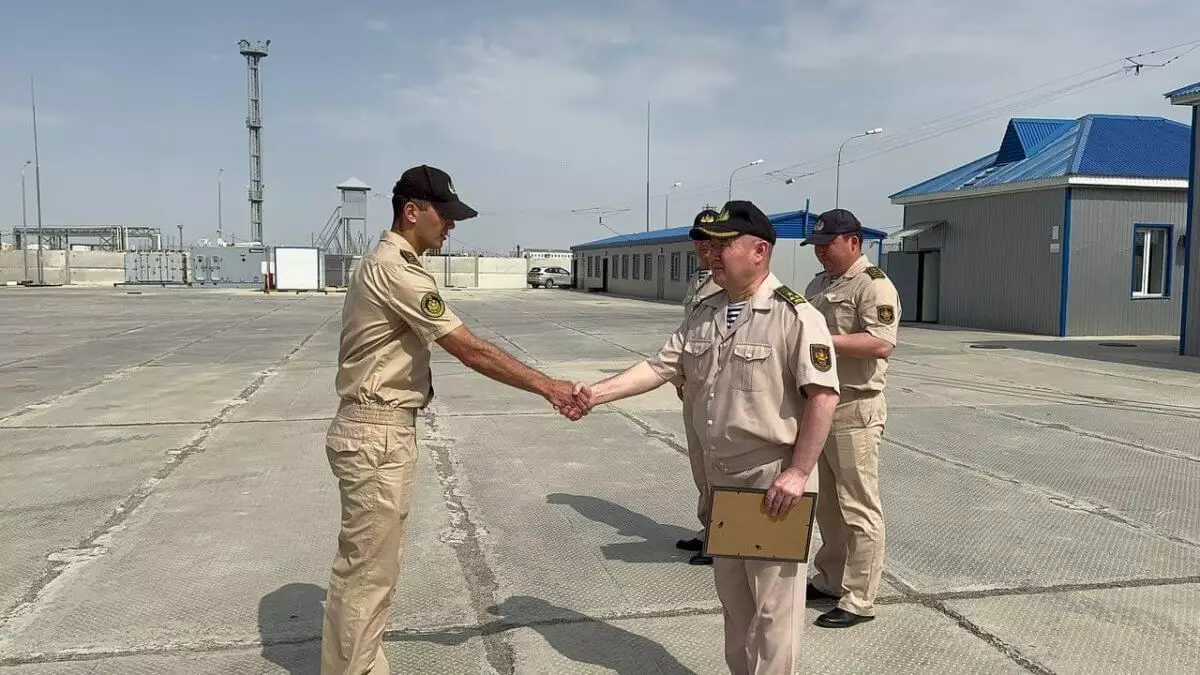 Военных моряков наградили за спасение двух парней в Каспийском море