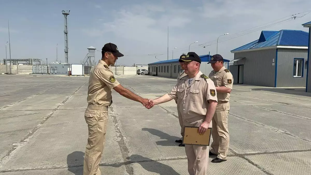 Военных моряков, спасших людей в Каспийском море, наградили в ВМС