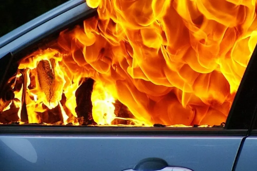 В центре Усть-Каменогорска во время движения загорелся автомобиль