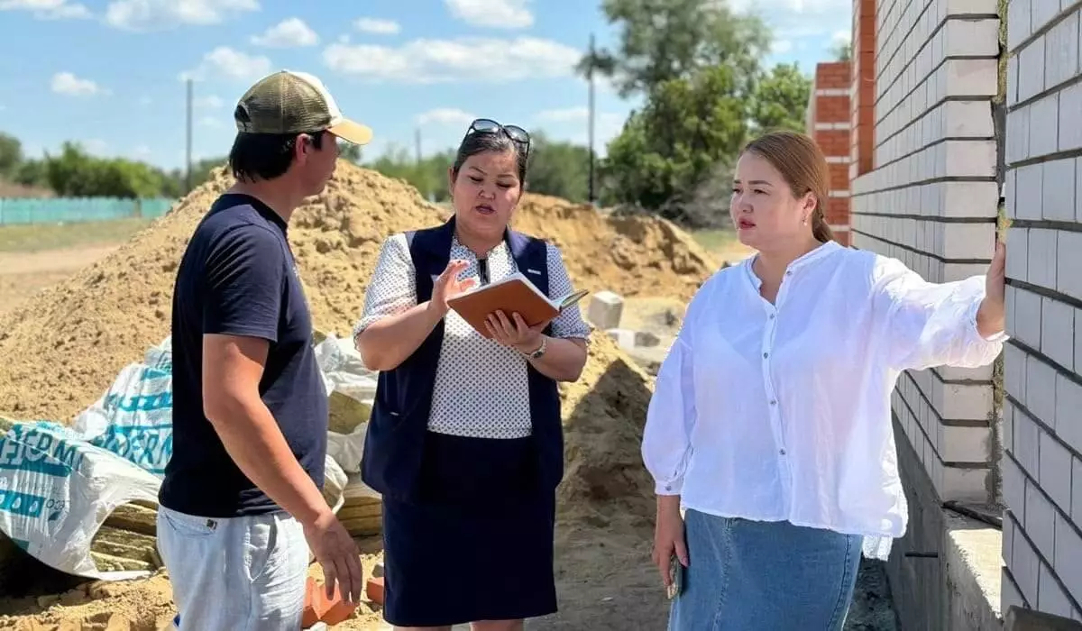 Партийцы контролируют строительство домов для пострадавших от паводков в Актюбинской области