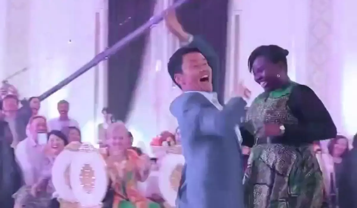 «Как обезьяна из Африки»: парень танцем смутил темнокожую гостью на тое (ВИДЕО)