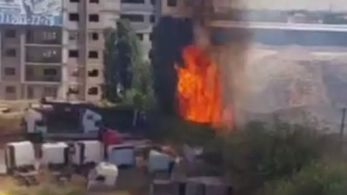 В Ташкенте загорелась стоянка с неисправными грузовиками возле авторынка