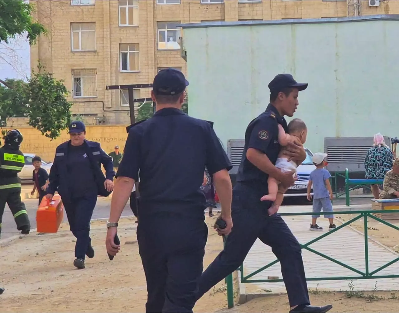 В Актау спасатели вынесли из горевшей квартиры троих детей