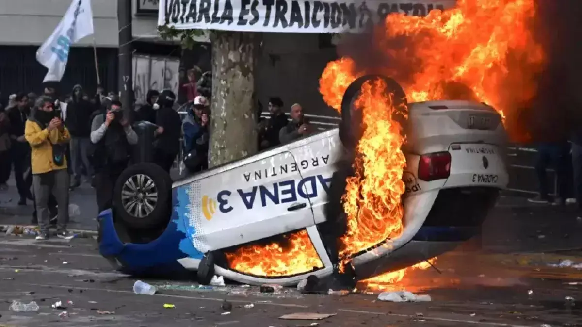 Стихийные акции протеста переросли в массовые беспорядки в Аргентине