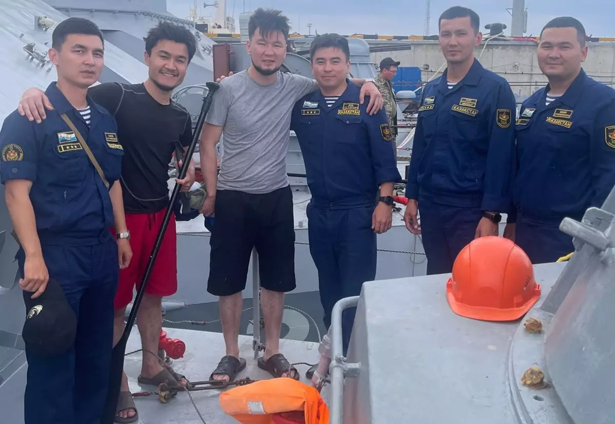 Спасших людей в открытом море военных моряков встретили в порту Актау