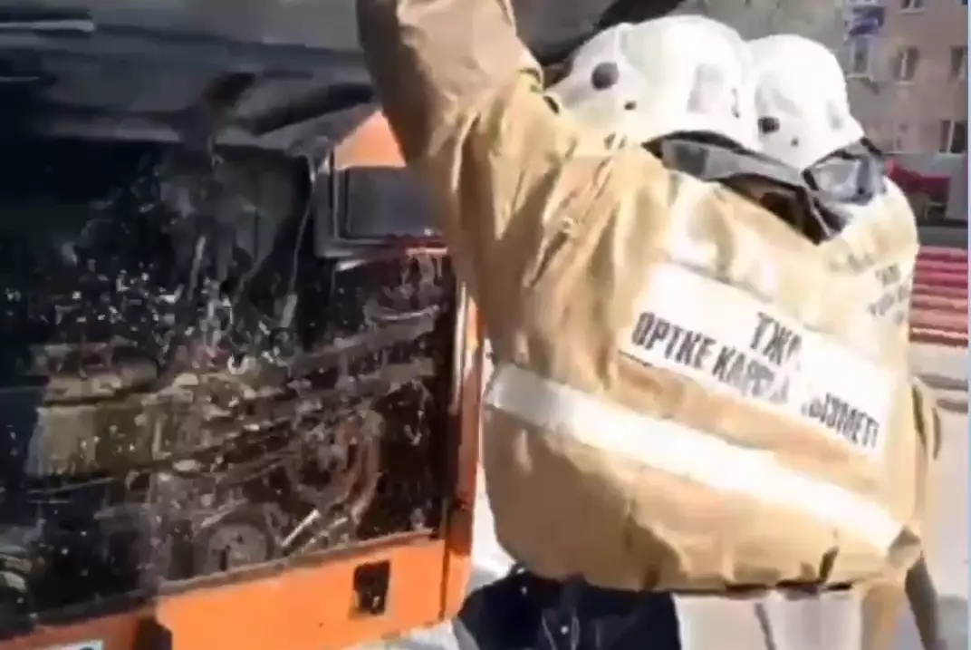 Автобус с пассажирами загорелся во время движения в Рудном