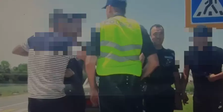 Алматы облысында 20 жастағы жігіт полицейге шабуыл жасаған - видео