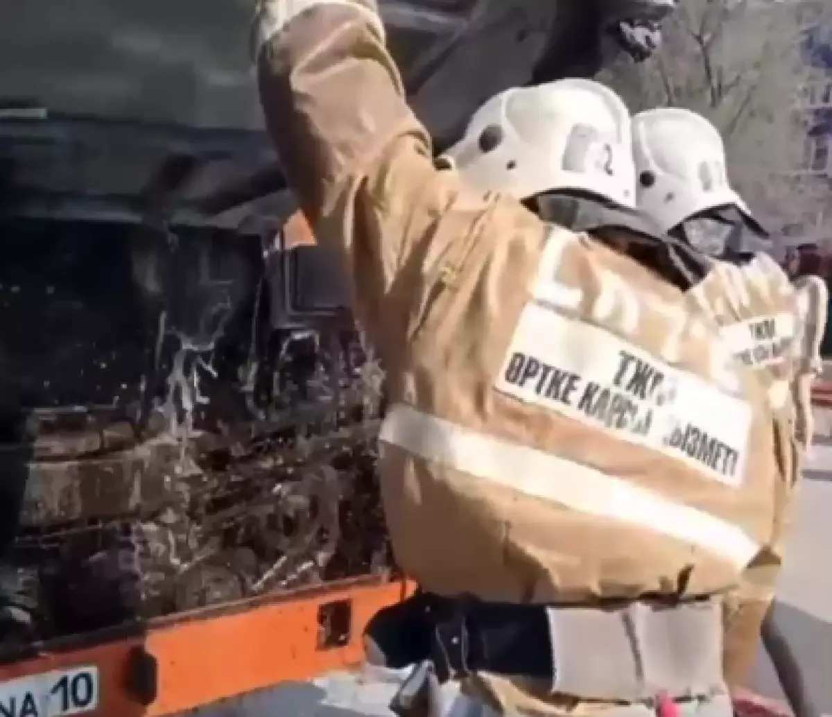 Пассажирский автобус загорелся во время движения в Рудном