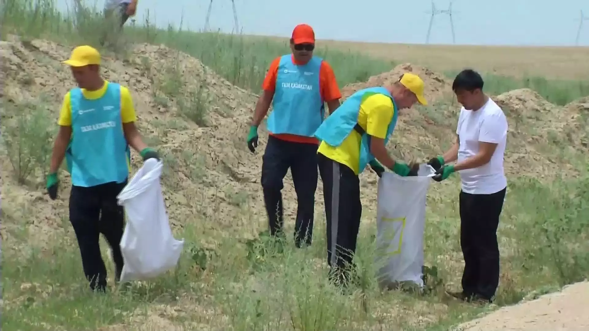 1100 км автомагистрали очистили от мусора в Алматинской области